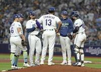 　ブルワーズ戦の５回、満塁の場面で投手交代し選手に話しかけるレイズのキャッシュ監督（右から２人目）＝セントピーターズバーグ（共同）
