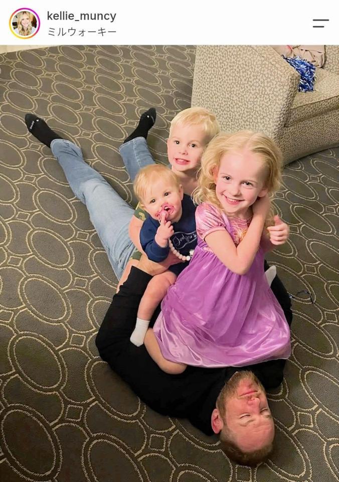 ３人の子どもたちの下敷きに！？マンシーの妻・ケリーさんのインスタグラム（ｋｅｌｌｉｅ＿ｍｕｎｃｙ）より