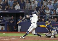 　ブルワーズ戦の12回、サヨナラ打を放つレイズの代打ウィリアムソン＝セントピーターズバーグ（共同）