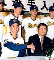 　１９９１年〓月、オリックス入団発表時のイチロー（後列右から３人目）。前列は田口（左、現フィリーズ）と土井監督