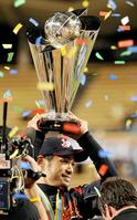 　２００９年、ＷＢＣで優勝しトロフィーを掲げるイチロー＝ドジャースタジアム（共同）