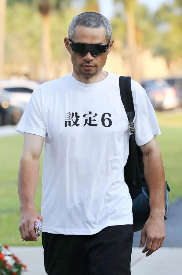 　３月２３日、「設定６」のＴシャツ姿でキャンプ施設に向かうイチロー（共同）