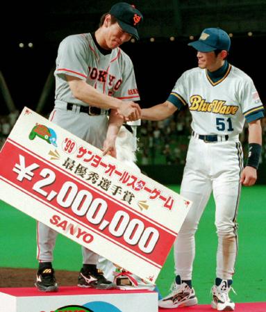 　１９９９年７月、オールスター第１戦の表彰式で優秀選手のオリックスのイチロー（右）と握手するＭＶＰの巨人・松井＝西武ドーム