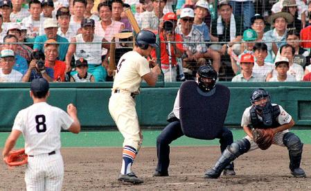 　１９９２年８月、夏の甲子園大会の明徳義塾戦で、５打席連続で敬遠された星稜・松井。投手河野、捕手青木＝甲子園