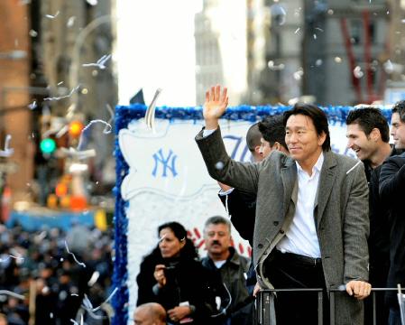 　２００９年11月、米大リーグのワールドシリーズを制覇したヤンキースの優勝パレードで、沿道のファンに手を振る松井秀喜外野手＝ニューヨーク（共同）