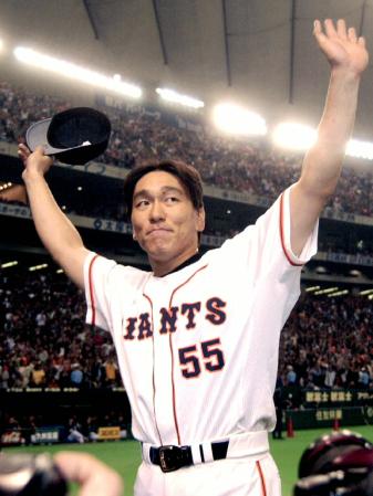 　２０００年10月、日本シリーズのＭＶＰに選ばれ、ファンの声援に応える巨人の松井秀喜外野手＝東京ドーム