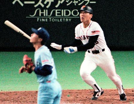 　１９９３年５月、ヤクルト戦でプロ入り初本塁打を放つ巨人の松井。投手高津＝東京ドーム