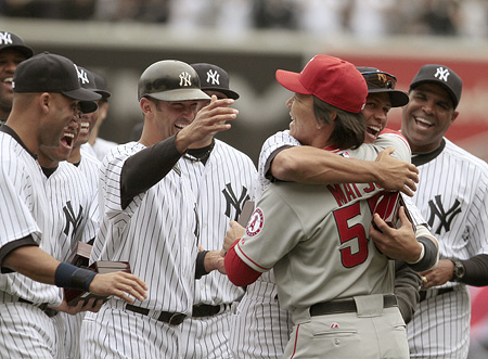 ヤンキース戦の試合前、昨年共に闘ったメンバーがエンゼルス・松井秀の元へ駆け寄り抱擁を交わす＝ヤンキースタジアム（撮影・大橋小太郎）