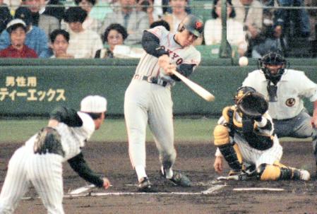 　９４年４月２９日　阪神戦で１回左前適時打を放つ松井。甲子園初安打は投手仲田から