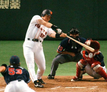 　０２年１０月１０日、日本で最後となる通算３３２号本塁打を放つ松井