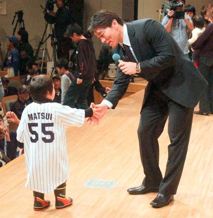 　０５年１月５日、ちびっこファンと笑顔で握手するヤンキース・松井＝石川県・根上町総合文化会館