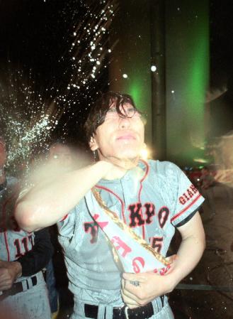 　９６年１０月６日、リーグ優勝祝賀会でビールかけを楽しむ松井