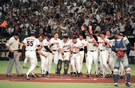 　９４年５月３１日、巨人最年少サヨナラ本塁打を放ちナインに出迎えられる松井秀喜