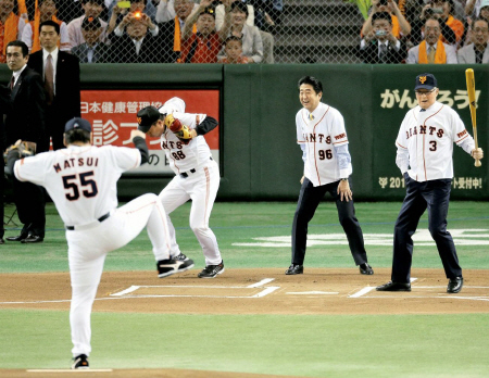 　国民栄誉賞授与式後の始球式で、松井秀喜氏の投球にバットを振った長嶋茂雄氏。捕手は巨人の原監督、球審は安倍首相＝５日午後、東京ドーム