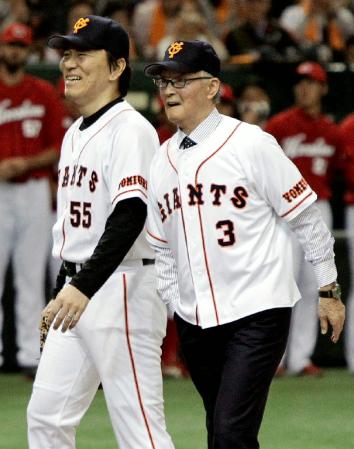 　始球式を終え笑顔で退場する長嶋茂雄氏（右）と松井秀喜氏＝５日午後、東京ドーム