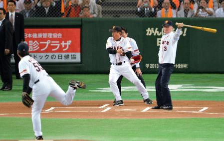 始球式で松井秀喜氏と対決した長嶋茂雄氏＝東京ドーム（撮影・村中拓久）