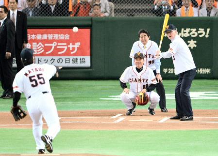 始球式で松井秀喜氏（手前）と対決した長嶋茂雄氏（右）。捕手は巨人・原辰徳監督、球審は安倍晋三首相（撮影・村中拓久）