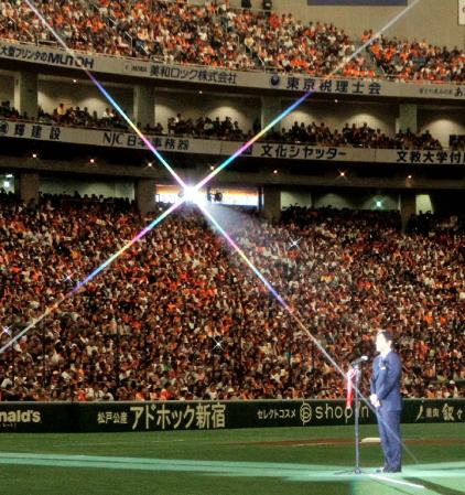 　国民栄誉賞授与式の前に行われた引退セレモニーで、ファンにあいさつする松井秀喜氏＝５日午後、東京ドーム（クロスフィルター使用）