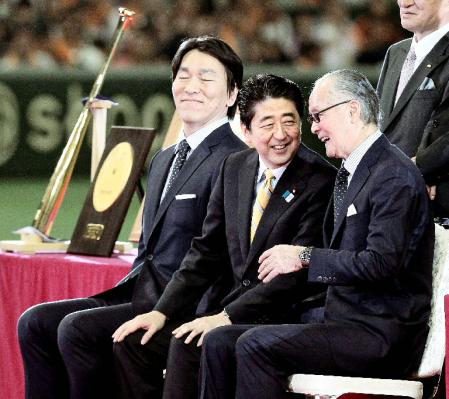 　国民栄誉賞授与式後の記念撮影で、談笑する長嶋茂雄氏（右）と安倍首相。左は松井秀喜氏＝５日午後、東京ドーム