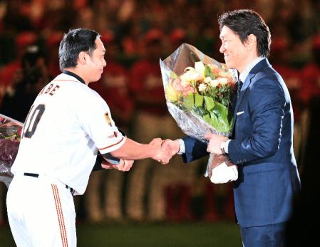 阿部（左）から花束を受け取る松井秀喜氏（撮影・吉澤敬太）