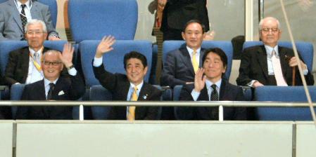 バルコニーで試合観戦する（前列左から）長嶋茂雄氏、安倍晋三首相、松井秀喜氏。後列右端は読売新聞・渡辺会長（撮影・村中拓久）