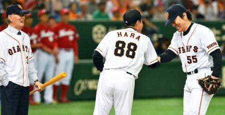 始球式でインハイへ投げてしまい、苦笑いする松井秀喜氏（右）と、それを見つめる長嶋茂雄終身名誉監督（中央）＝撮影・吉澤敬太