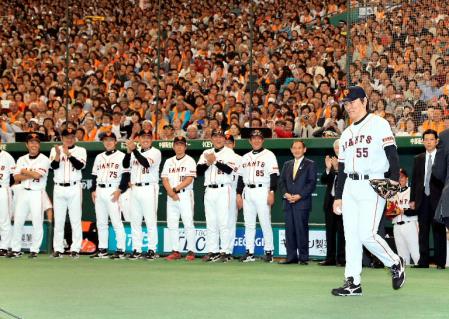 　ユニホーム姿で始球式に向かう松井秀喜氏＝５日午後、東京ドーム（代表撮影）