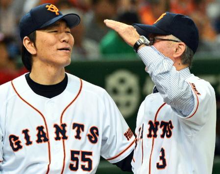 始球式後、長嶋茂雄終身名誉監督（右）からインハイに来た投球を指摘され、顔をしかめる松井秀喜氏（撮影・吉澤敬太）