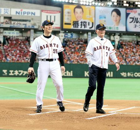 　始球式を終え、笑顔を見せる長嶋茂雄氏（右）と松井秀喜氏＝５日午後、東京ドーム（代表撮影）