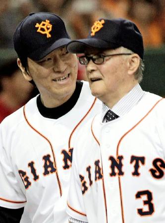 　始球式を終え、グラウンドを引き揚げる松井秀喜氏（左）と長嶋茂雄氏＝５日午後、東京ドーム