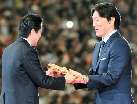 安倍晋三首相（左）から金色のバットを受け取る松井秀喜氏（撮影・吉澤敬太）