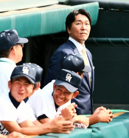 甲子園を訪れ一塁ベンチからグランドを眺める松井秀喜氏＝甲子園（撮影・岡田育磨）