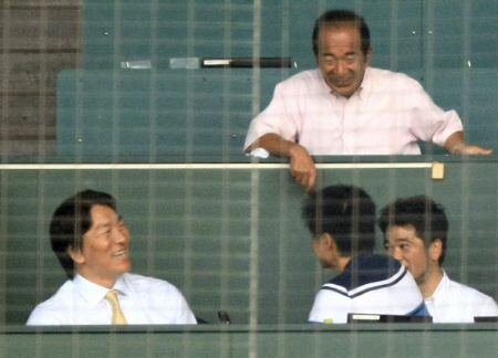 開会式後、久々に甲子園を訪れた松井秀喜氏（左下）と談笑する星稜・山下名誉監督（右上）＝甲子園（撮影・辰巳直之）