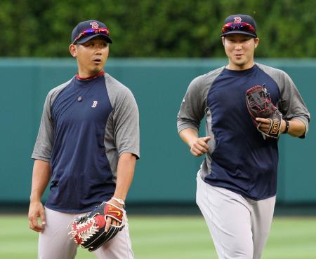 　今季初勝利から一夜明け、練習の合間に田沢（右）と話す松坂（共同）