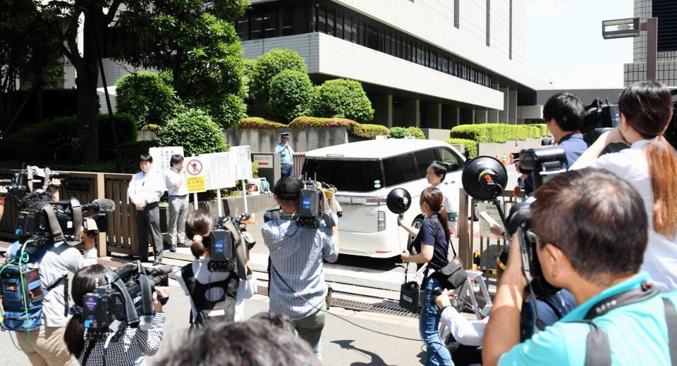 　裁判所に入るピエール瀧被告が乗っているとみられる車両