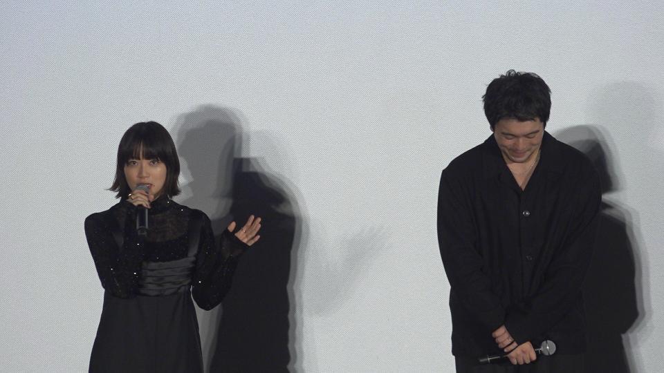 深川麻衣（左）に人柄についてコメントされ照れる井口理
