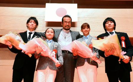 千葉真一（中央）の激励を受け笑顔を見せる（左から）内村航平、鶴見虹子、（一人おいて）田中理恵、山室光史（撮影・金田祐二）