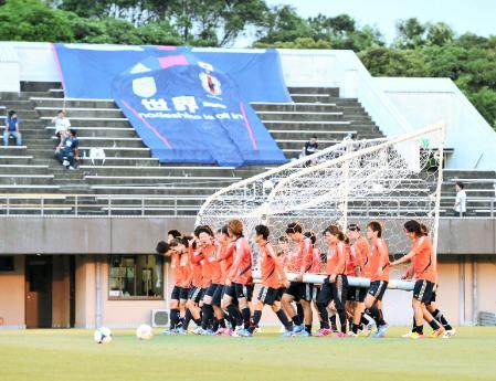 　“世界一”と書かれた巨大なユニホームの下、五輪へ向けての合宿をスタートしたなでしこジャパン＝千葉県内（撮影・出月俊成）