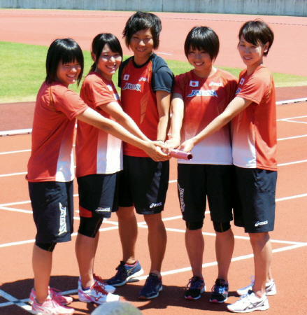 　４８年ぶりに五輪に出場する女子４００メートルリレーの左から土井、佐野、高橋、市川、福島＝富士北麓公園
