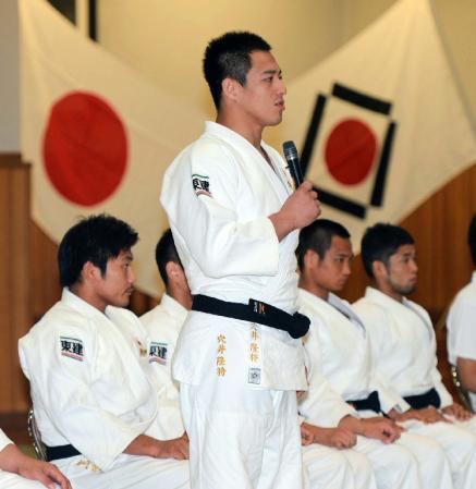 日の丸をバックにあいさつする穴井隆将（中）＝東京・文京区の講道館（撮影・西岡　正）