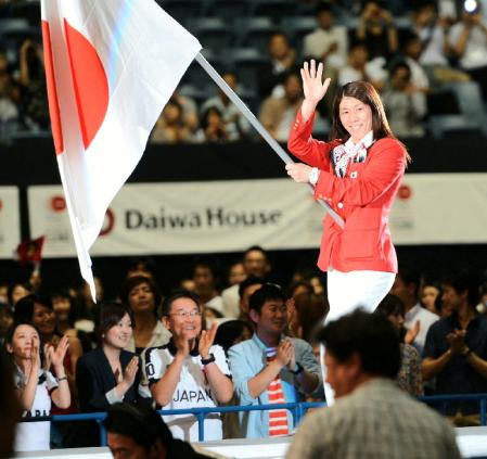 　大きな拍手に迎えられて登場した旗手の吉田沙保里（撮影・棚橋慶太）