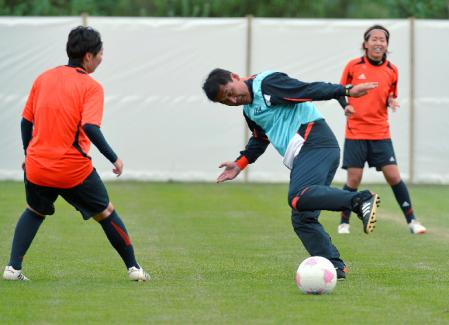 　ディフェンスの練習に相手役として入った佐々木監督だったがボールに足が追いつかずヘロヘロ（撮影・出月俊成）