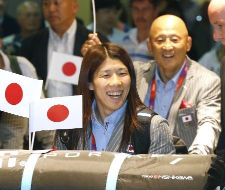 　ロンドンのヒースロー空港に到着したレスリング女子の吉田沙保里。右奥は栄和人監督＝２５日（共同）