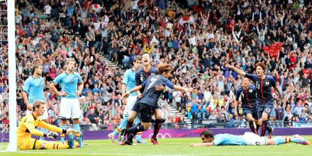 　日本‐スペイン　前半、先制ゴールを決め喜ぶ大津（７）と吉田（５）。ＧＫデヘア＝ハムデンパーク（共同）