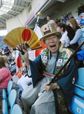 　ロンドン五輪のなでしこジャパン初戦で元気な姿を見せた山田直稔さん（共同）
