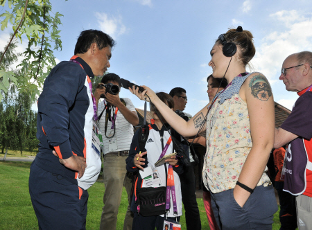 　タトゥー姿のスェーデンメディアからインタビューされる佐々木監督＝コベントリー市内（撮影・出月俊成）