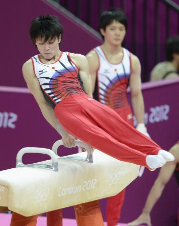 　公式練習のあん馬で調整する内村航平（共同）