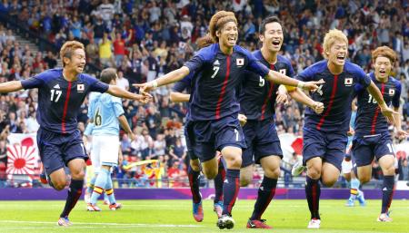 　前半、先制ゴールを決め喜ぶ大津（７）と（右へ）吉田、酒井宏、東。左端は清武（共同）