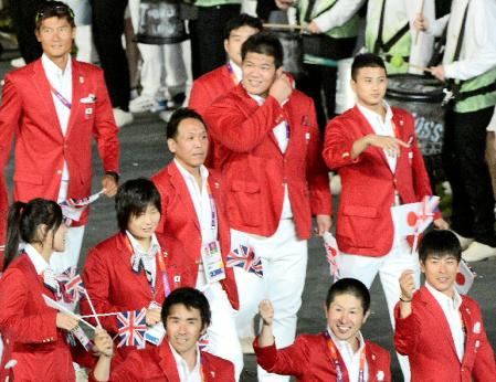 　開会式で入場行進する、柔道の中井貴裕（後列右端）と上川大樹（同２人目）ら＝27日、五輪スタジアム（共同）