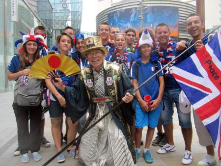 　五輪開会式でフランスの若者に囲まれる山田団長。開会式は１３回連続“参加”です